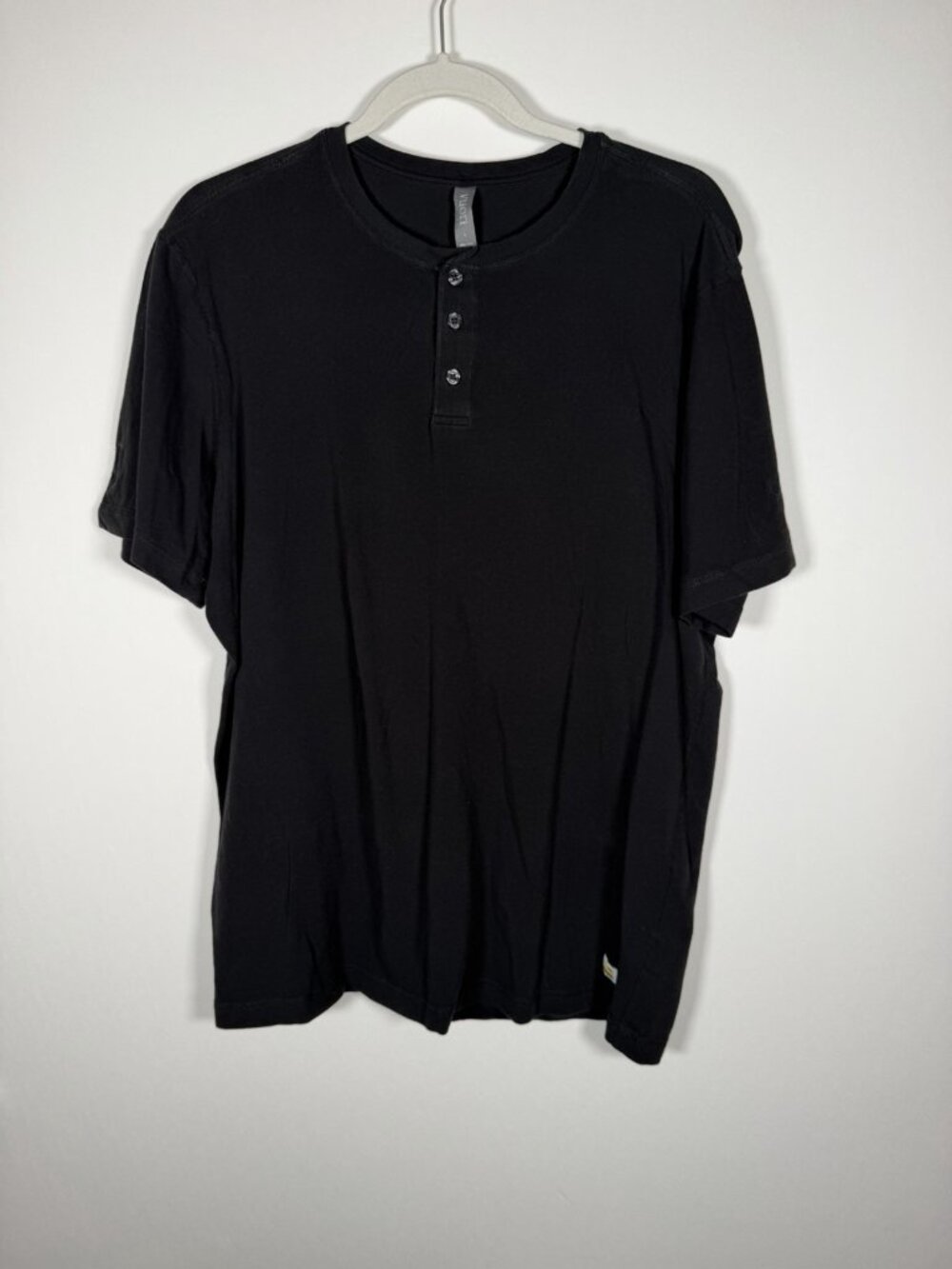 Vuori mens black henley short sleeve athleisure yoga tshirt L comfy